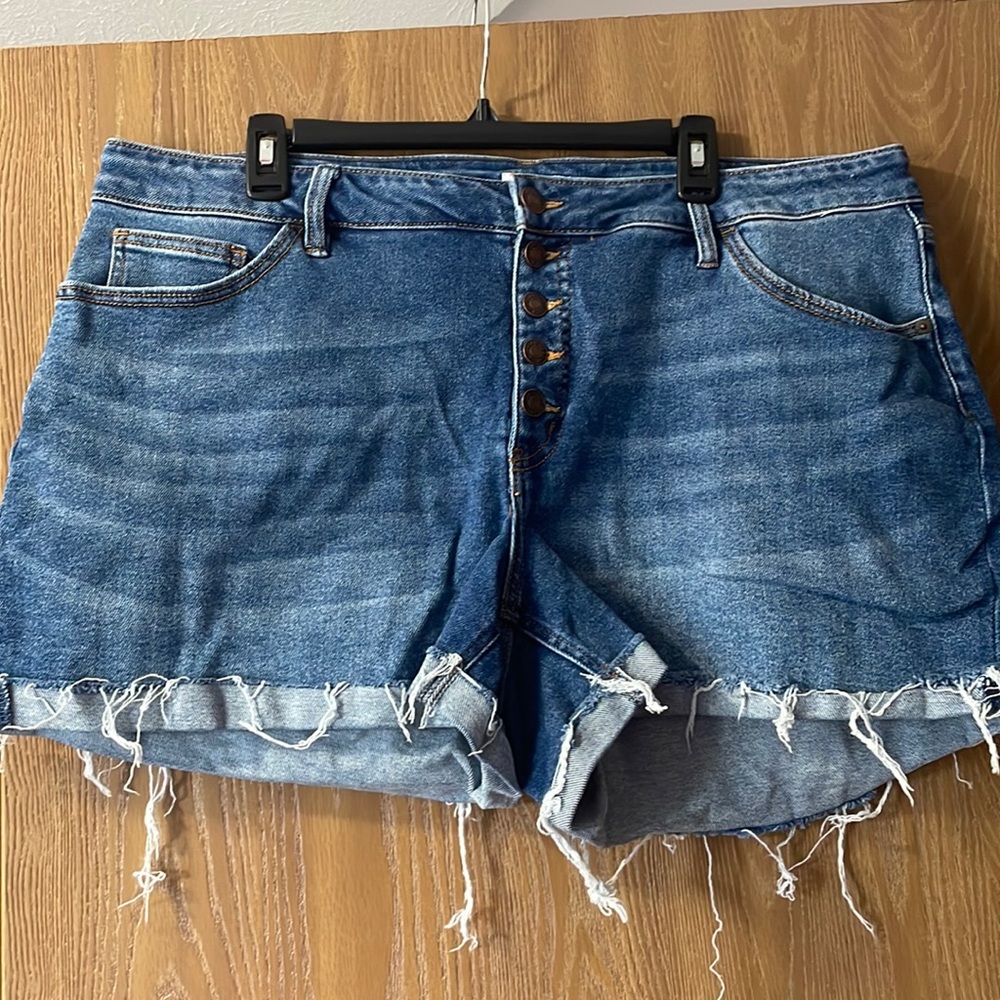 Women’s distressed short
